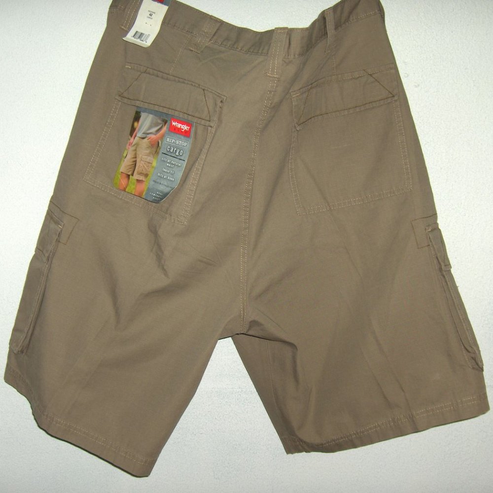 Wrangler Rip Stop Cargo Shorts, 42, Measure 43" W - Picture 6 of 6